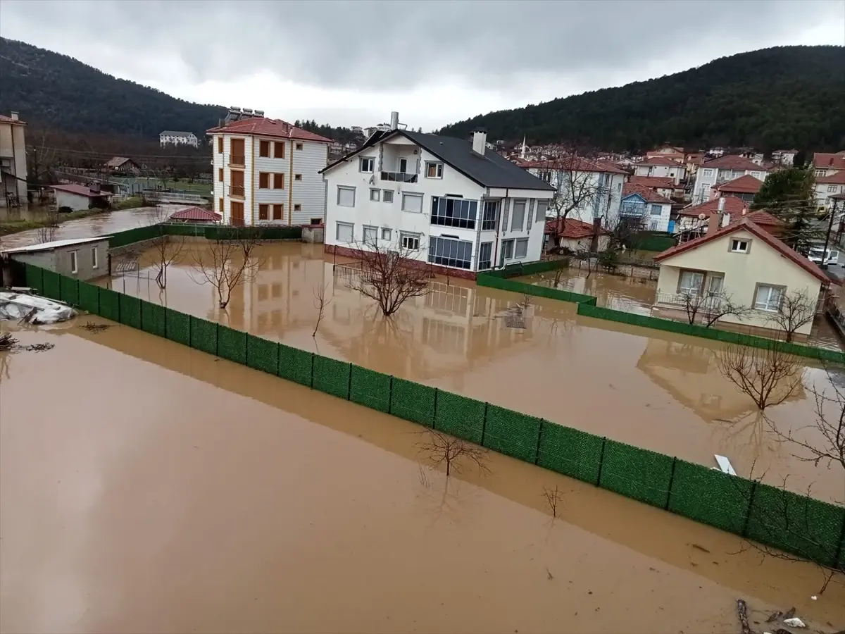 Antalya\'da Sağanak Hayatı Olumsuz Etkiledi