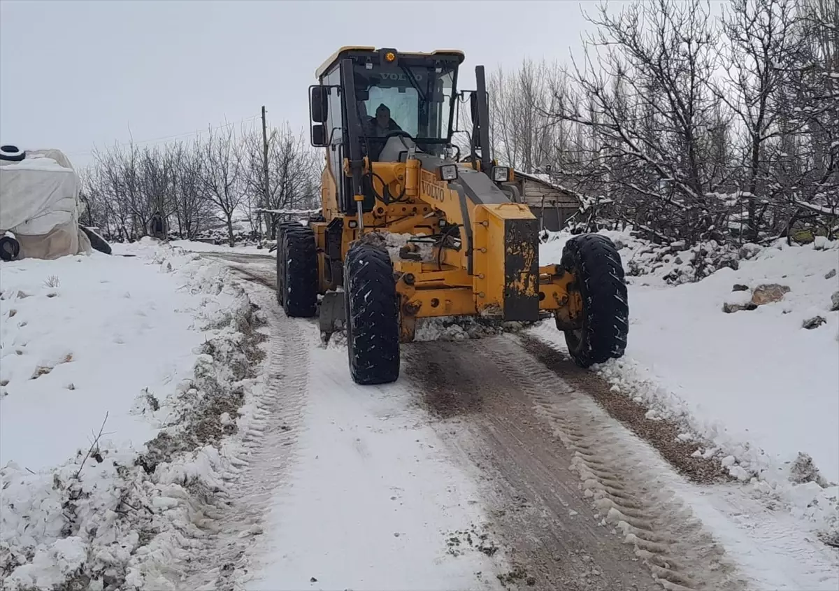 Korkuteli\'nde Kar Yağışı, Yollar Kapandı