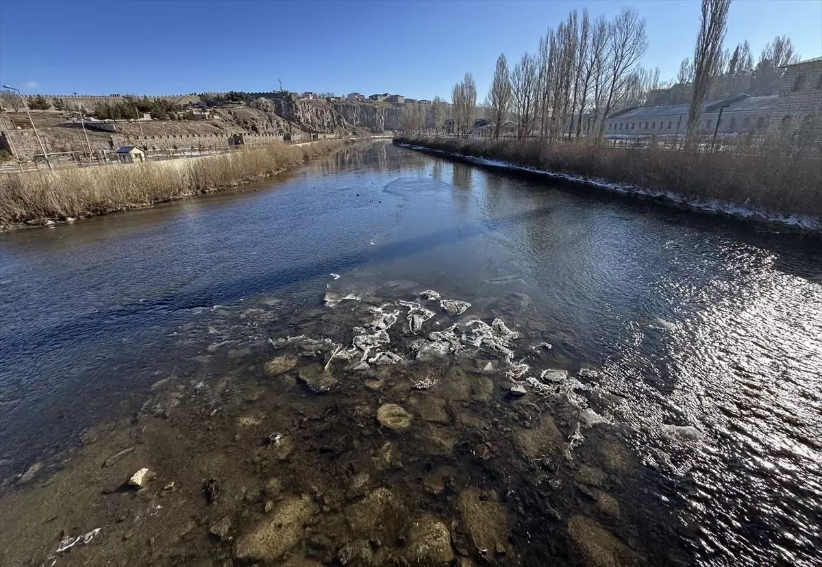 Ardahan\'da Kura Nehri\'nde Buz Çözülmeleri