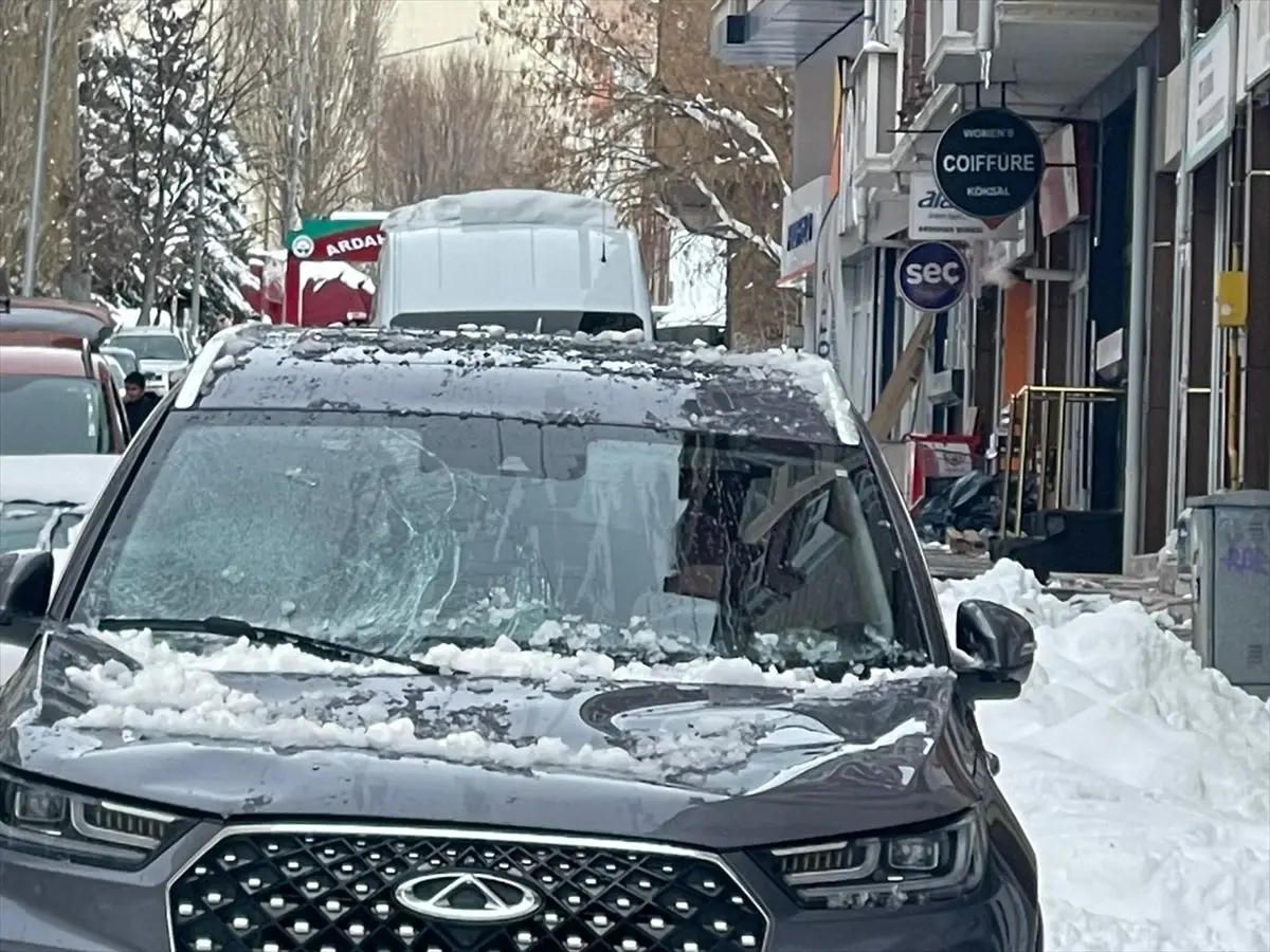 Ardahan\'da Kar ve Buz Kütlesi Otomobile Zarar Verdi