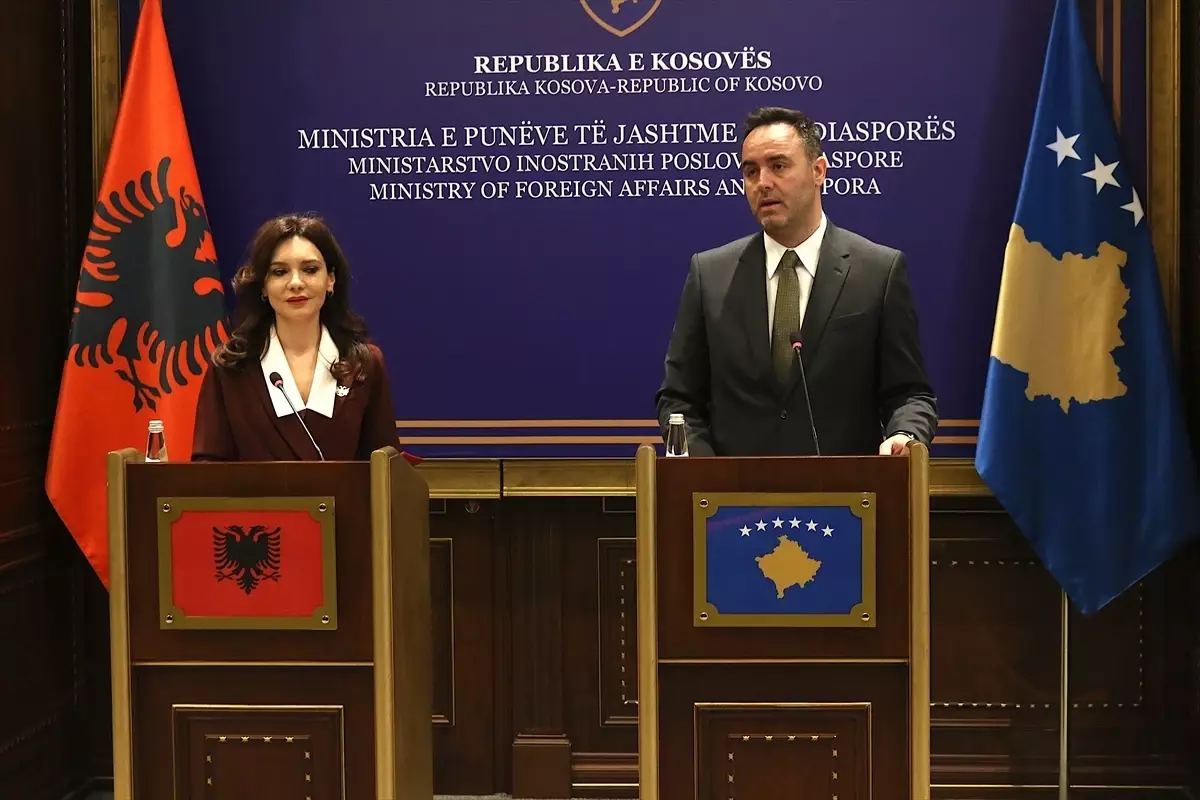 Kosova\'nın Önceliği Arnavutluk\'un Dış Politikasında