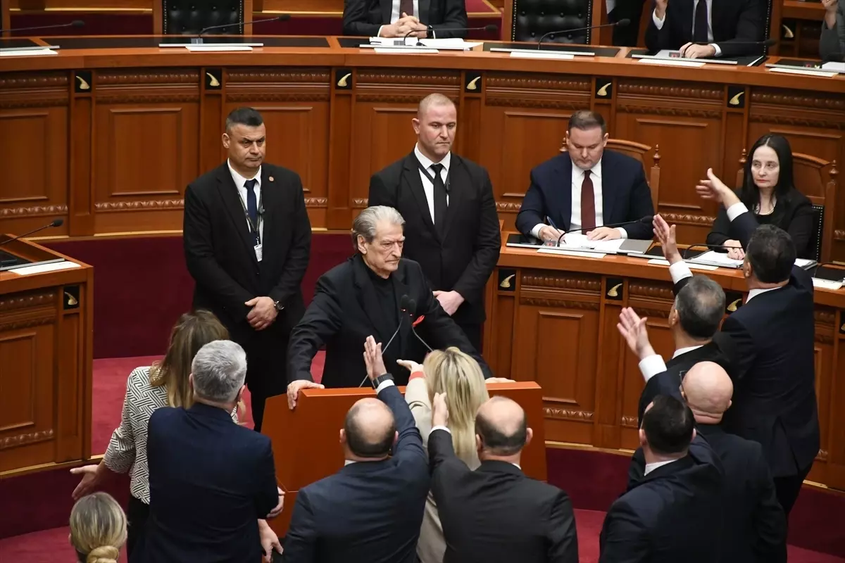 Arnavutluk\'ta Kabine Değişiklikleri Onaylandı