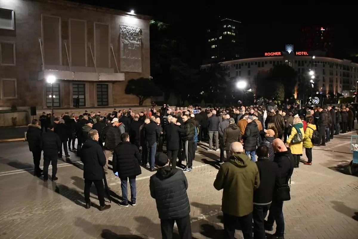 Arnavutluk\'ta Hükümet Karşıtı Gösteri