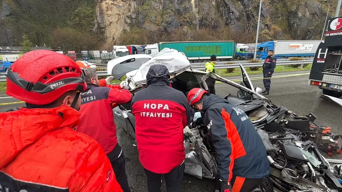 Hopa\'da otomobil tıra çarptı: 2 ölü, 1 yaralı