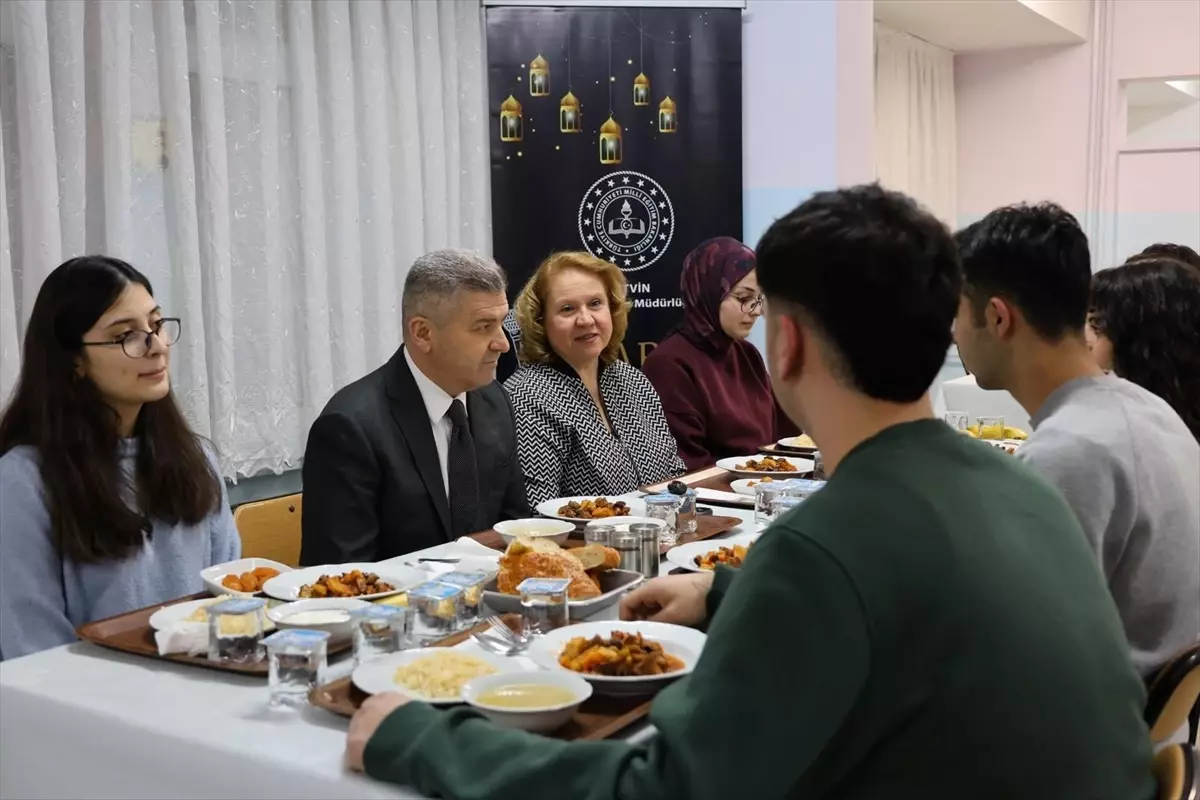 Artvin Valisi Ergün, lise öğrencileriyle iftarda buluştu