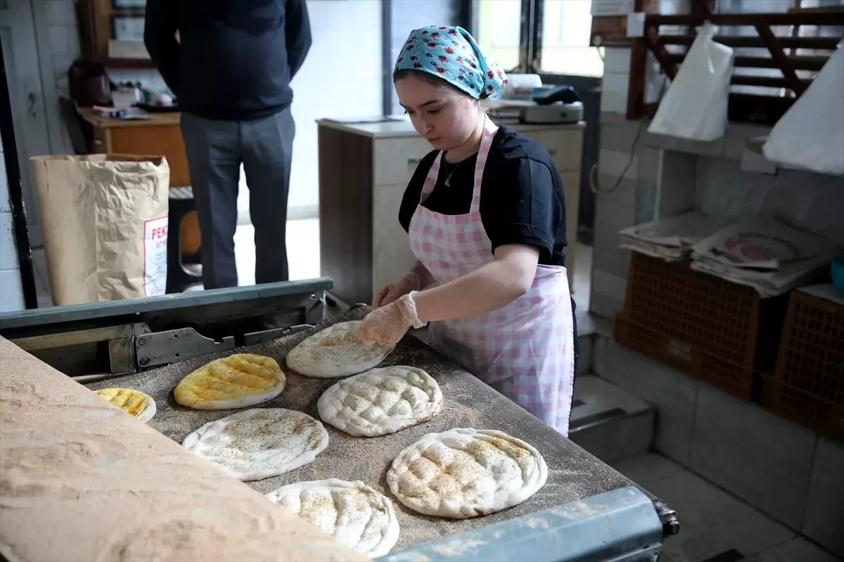Ecrin, Fırıncı Babasına Destek Oluyor