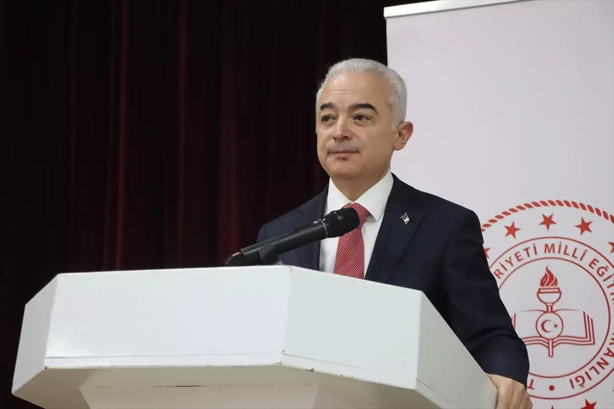 Türkiye\'nin İkinci Astronotu Öğrencilerle Buluştu