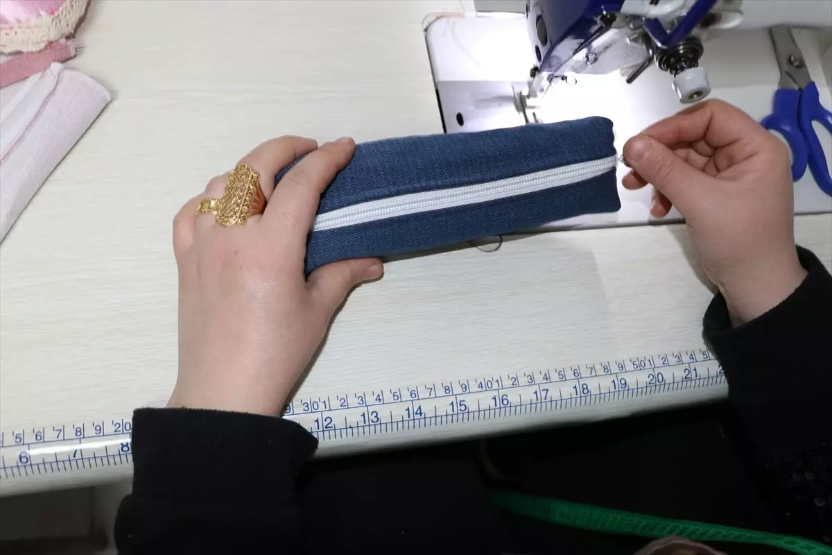 Atık tekstil ürünleri gönüllü kadınların elinde giyim eşyasına ve aksesuara dönüşüyor