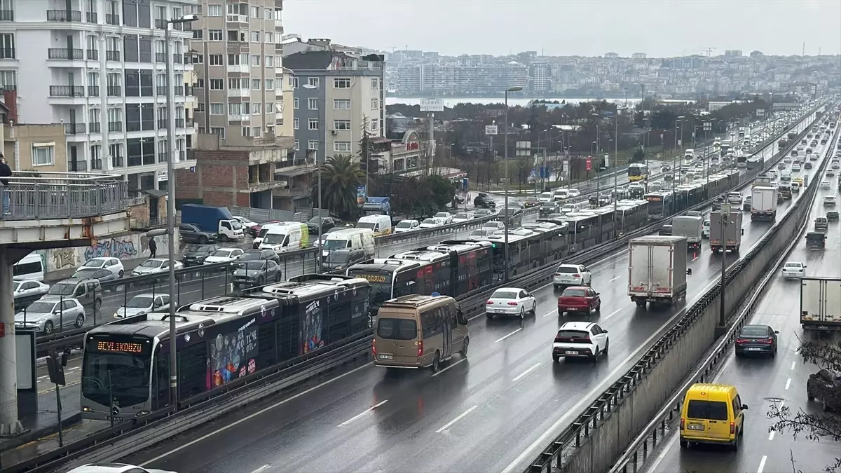 Avcılar\'da Metrobüs Kazası: 5 Yaralı