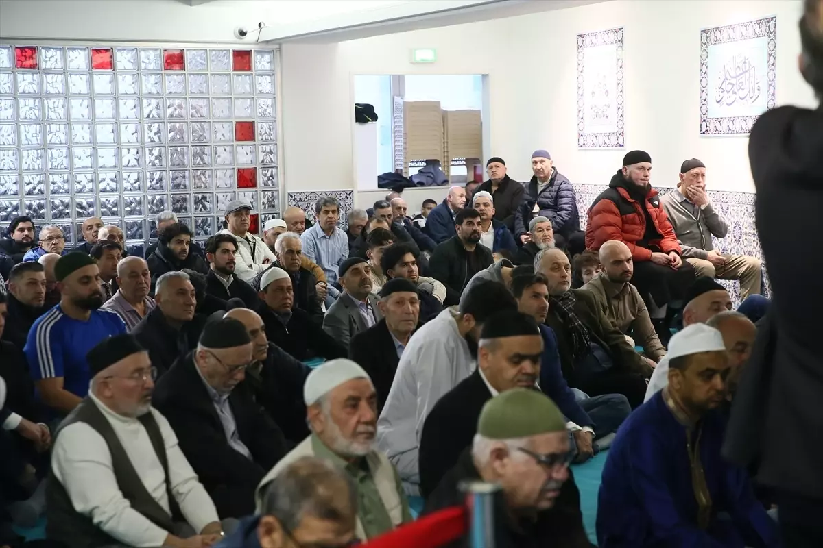 Avrupa\'da Müslümanlar bayram namazında camilere akın etti