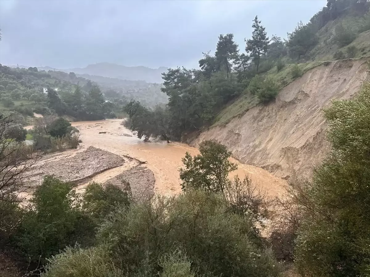 Dere Taşması Nedeniyle 9 Ev Tahliye Edildi