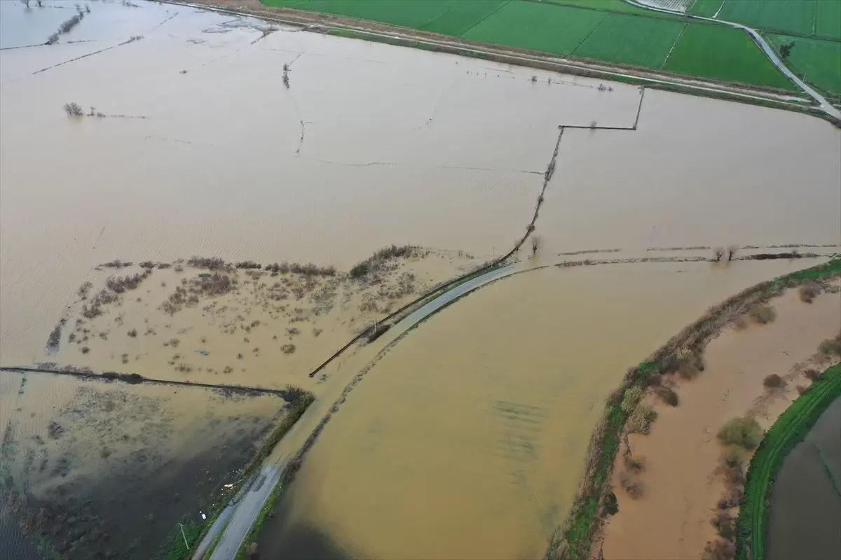 Aydın\'da Sağanak: Yol ve Tarım Arazileri Su Altında
