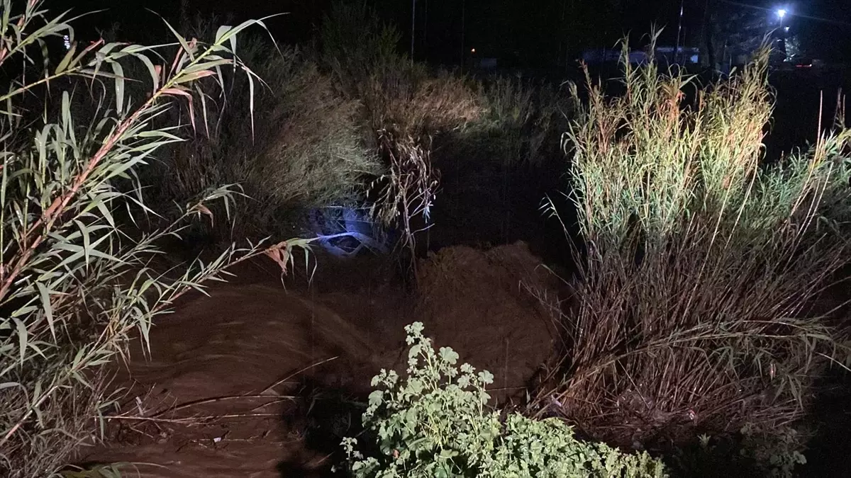 Nazilli\'de Taşan Çayda Mahsur Kalan Sürücü Kurtarıldı