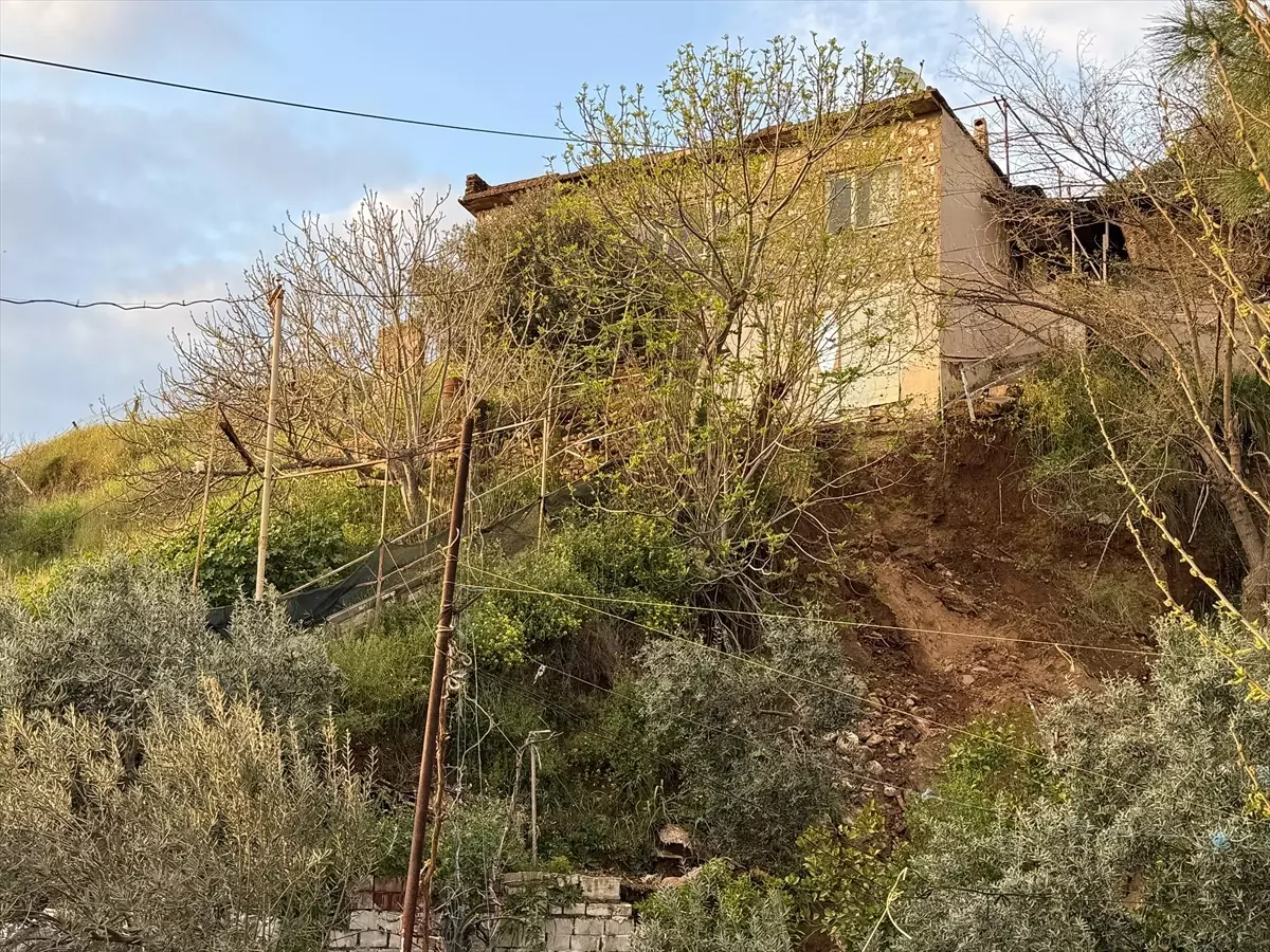 Aydın\'da Toprak Kayması: 3 Ev Tahliye Edildi