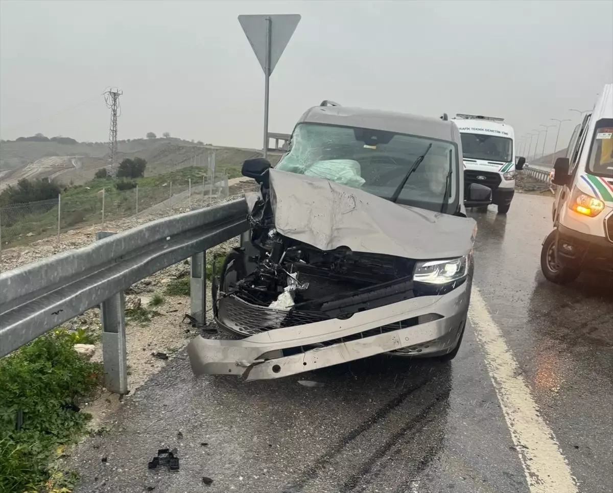 Yenipazar\'da Trafik Kazası: 2 Yaralı