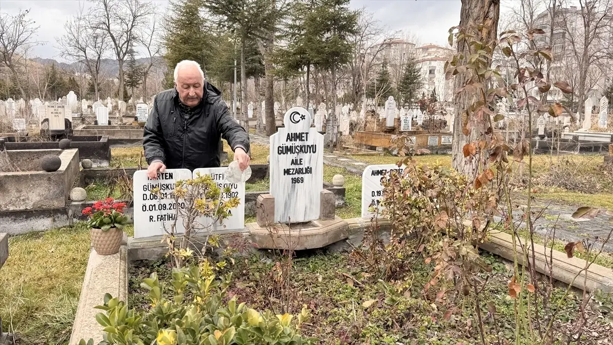 94 Yaşındaki Adamın Duygusal Mezarlık Ziyareti