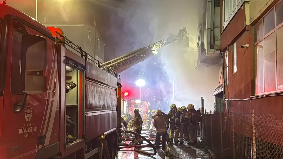 Bağcılar\'da Tekstil Fabrikasında Yangın