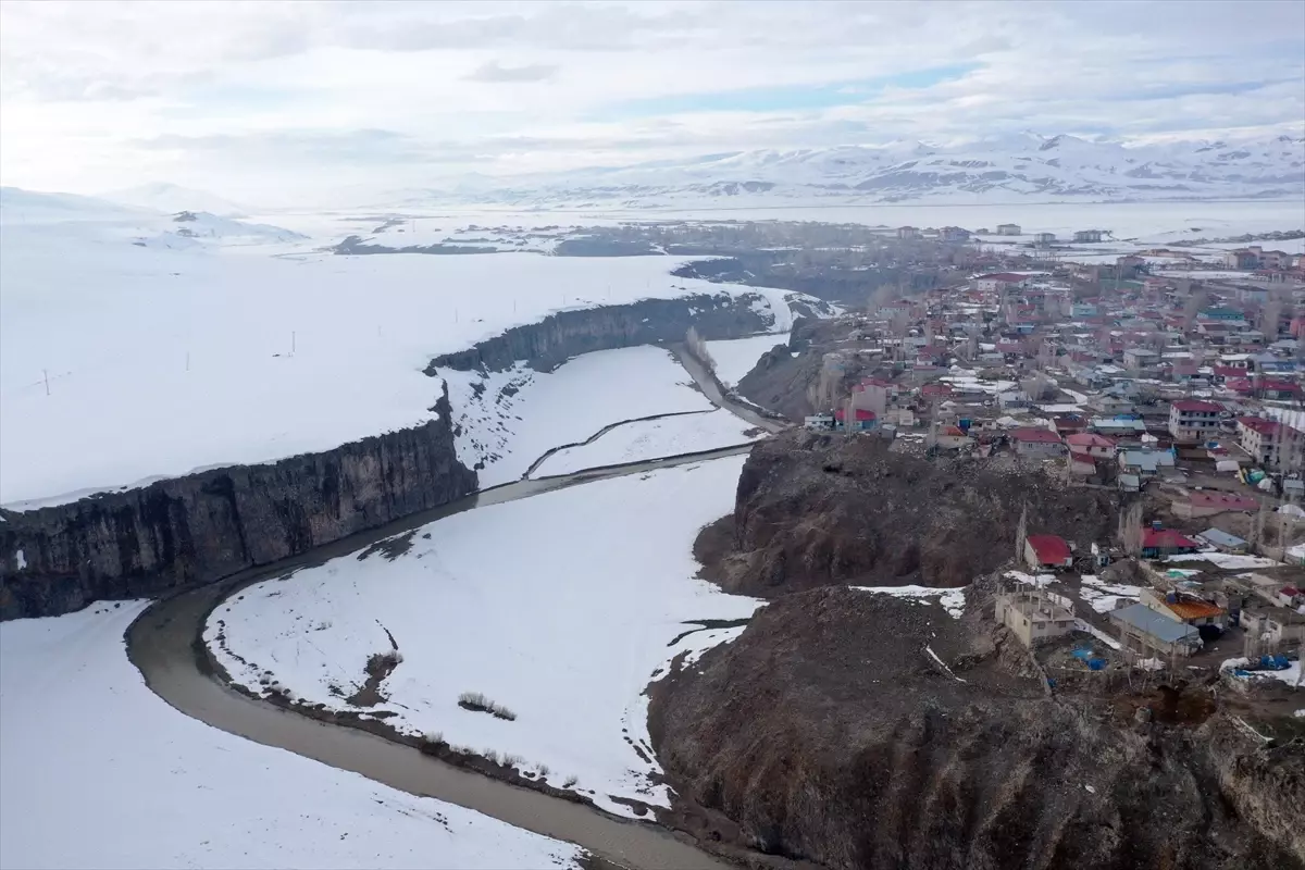 Murat Kanyonu\'nda Bahar Beyazı