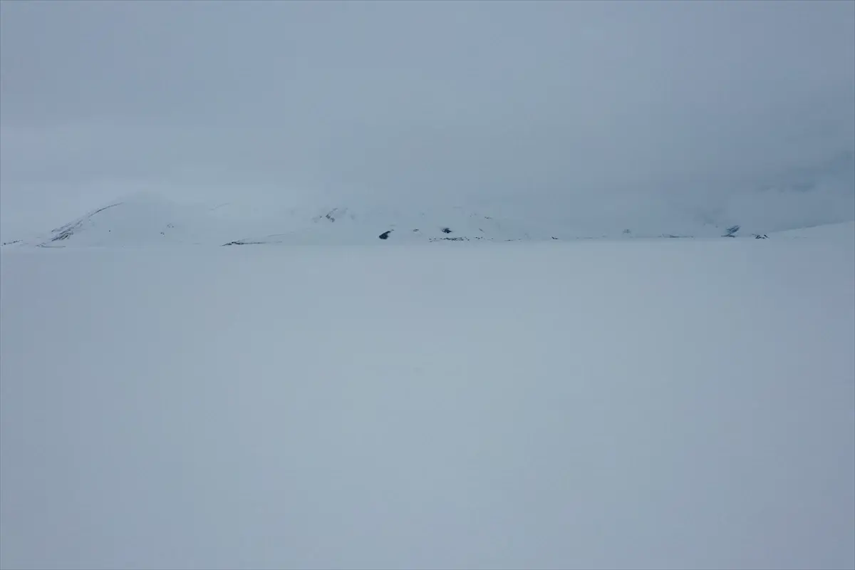 Bahar Gelmedi: Balık Gölü Karla Kaplı