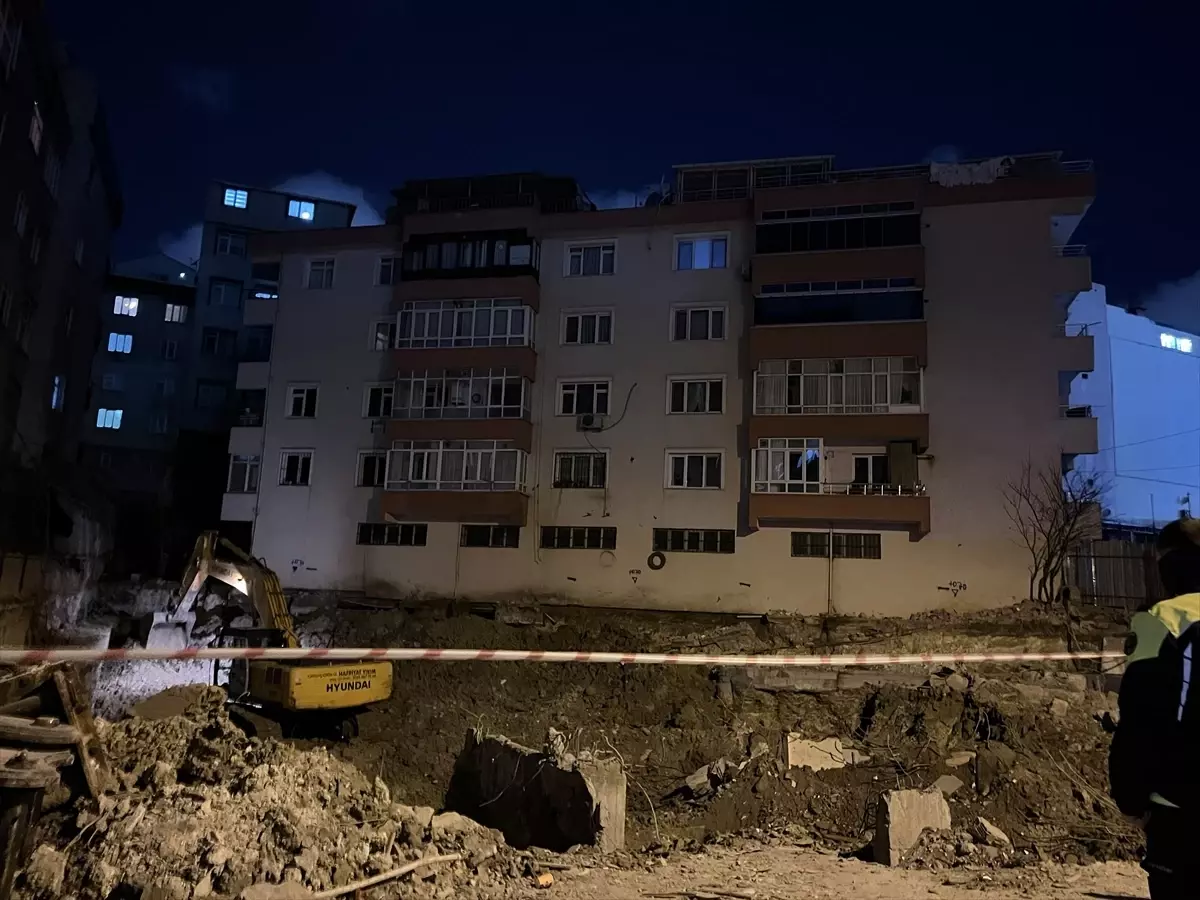 Çökme Riski Taşiyan Bina Tahliye Edildi