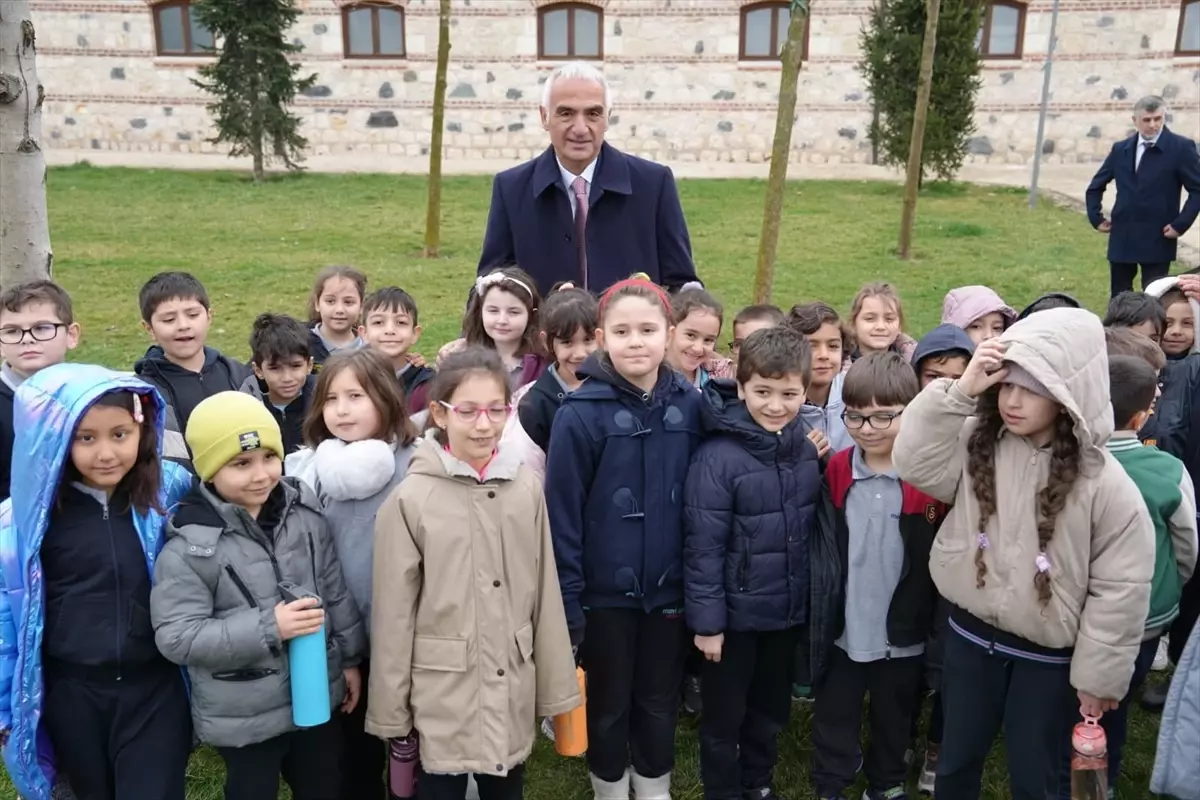 İznik Çinileri Türkiye\'ye İade Edildi