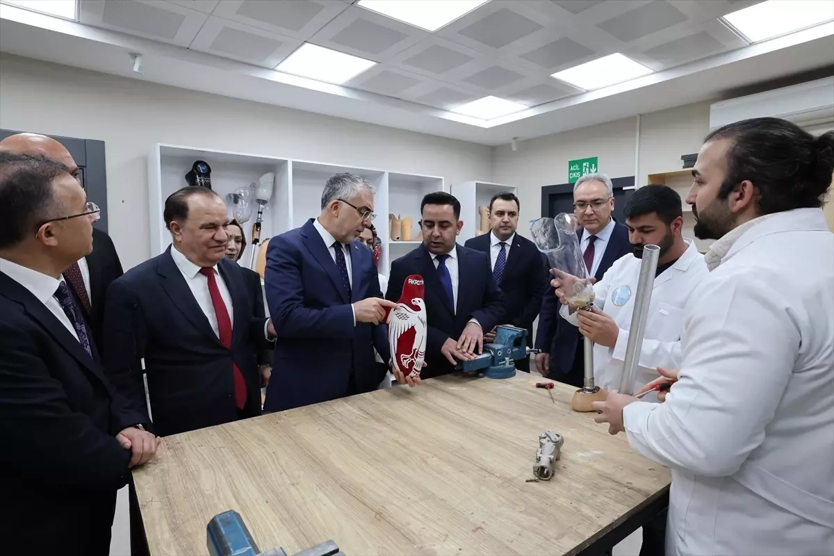 Bakan Işıkhan Gaziantep\'te Protez Merkezini Ziyaret Etti