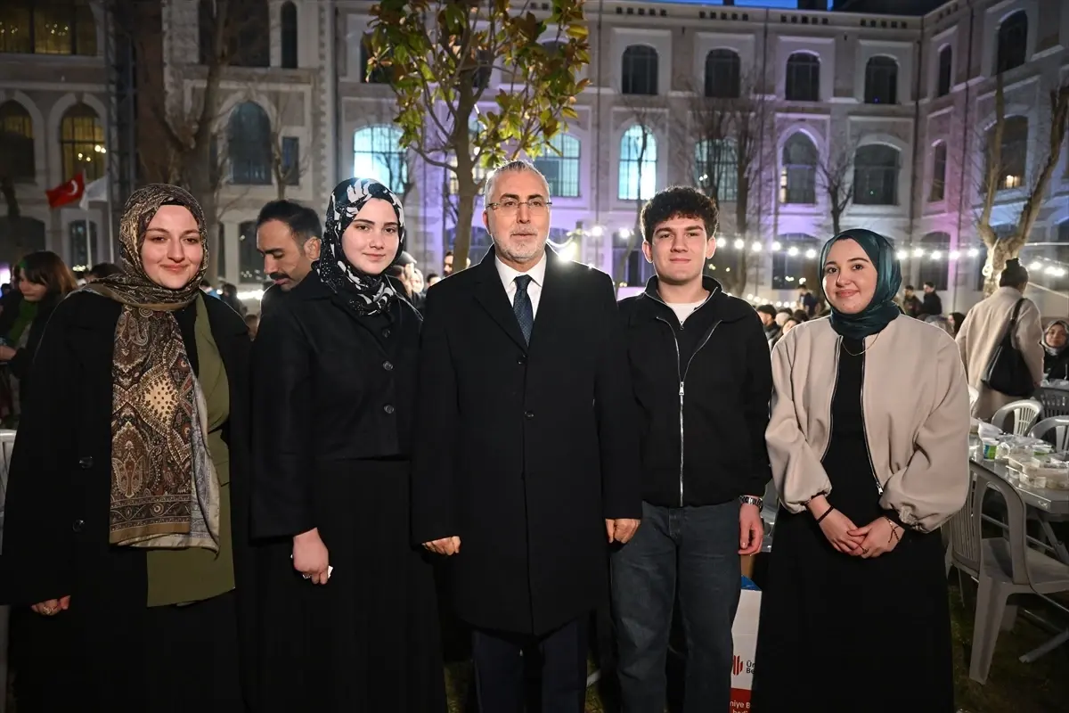 Bakan Işıkhan, Sağlık Bilimleri Üniversitesi öğrencileriyle iftarda buluştu Açıklaması