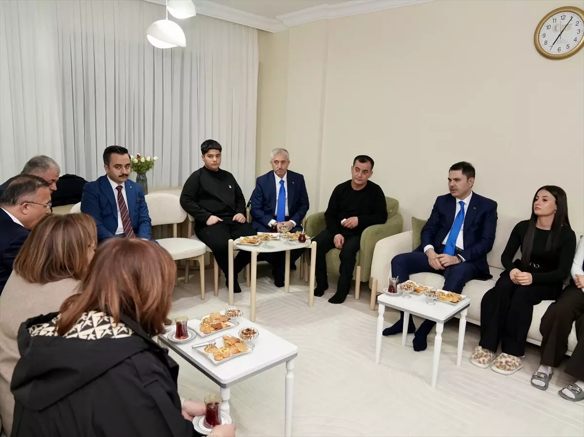Bakan Kurum, Gaziantep\'te depremzede ailenin yeni evine misafir oldu