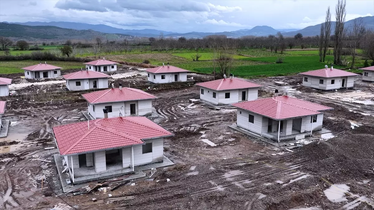 Sındırgı\'da Depremzedelere Yeni Konutlar