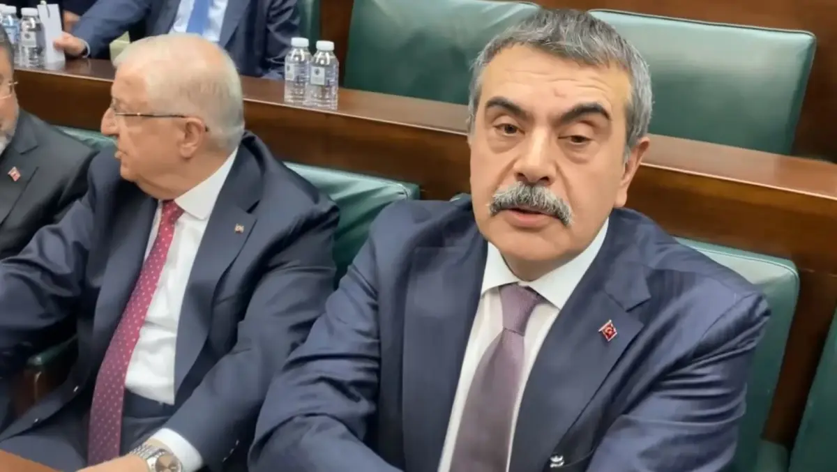 Bakan Tekin\'den Özel\'e sert eleştiri