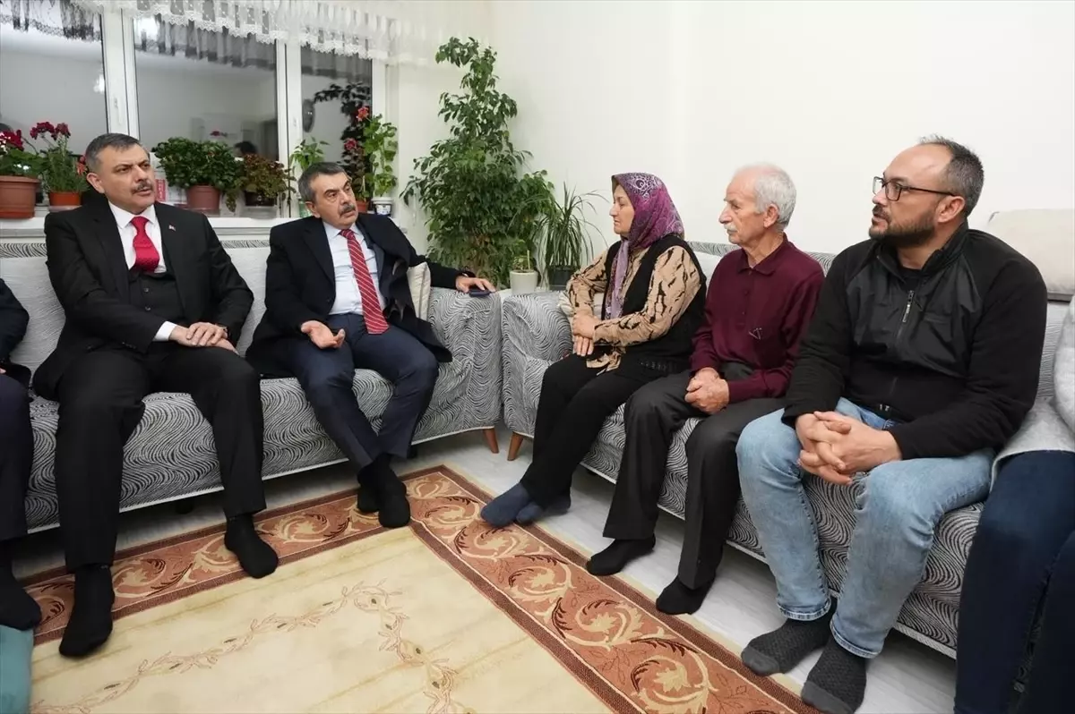 Bakanlar Tekin ve Çiftçi, öldürülen öğretmenin Konya\'daki ailesine taziye ziyaretinde bulundu