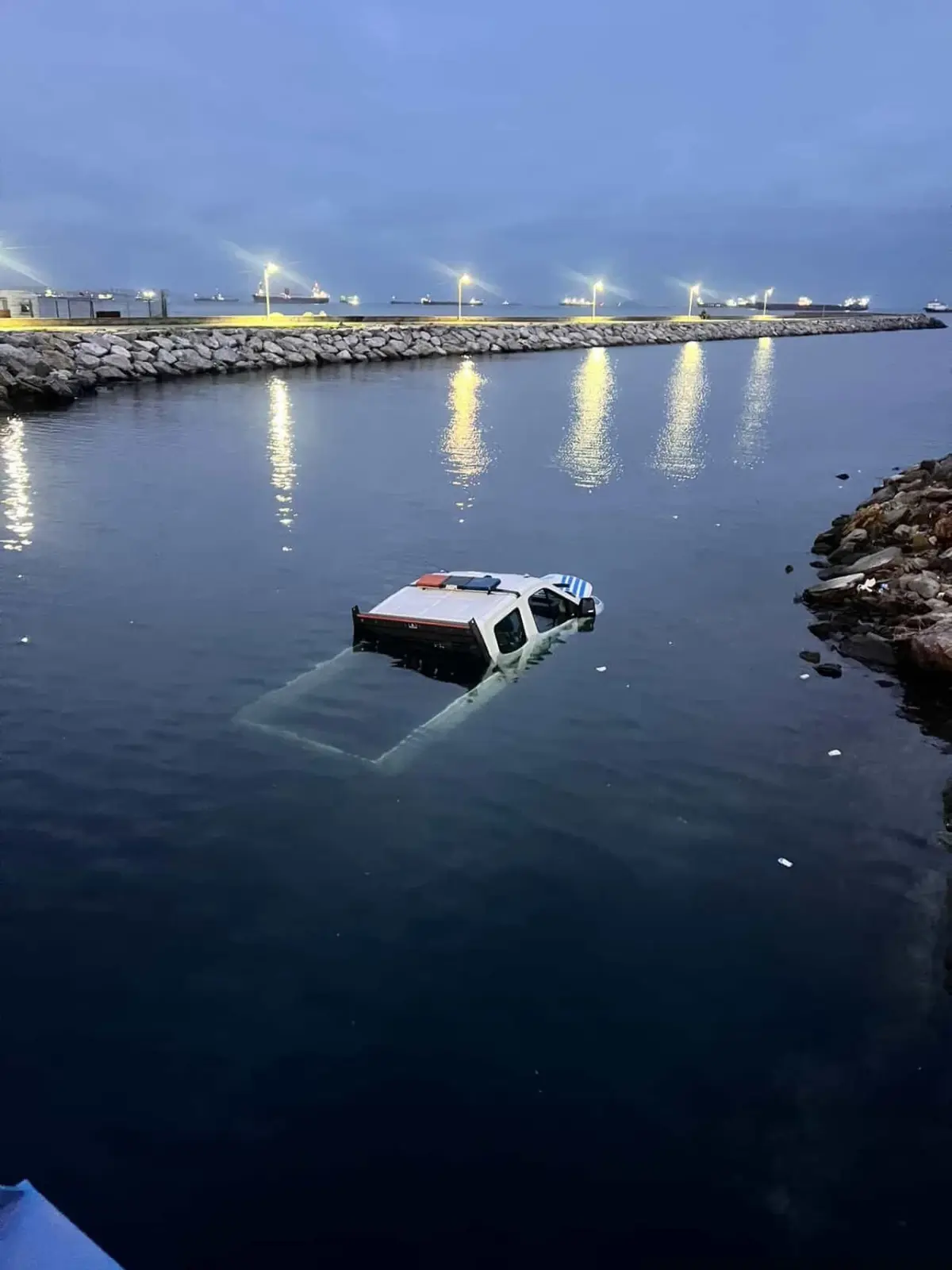 Dönüşü alamayan zabıta aracı denize böyle uçtu
