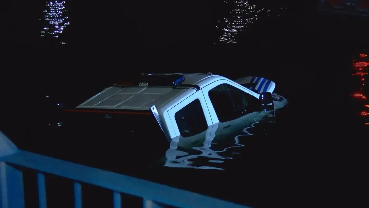 Bakırköy\'de Zabıta Aracı Denize Düştü