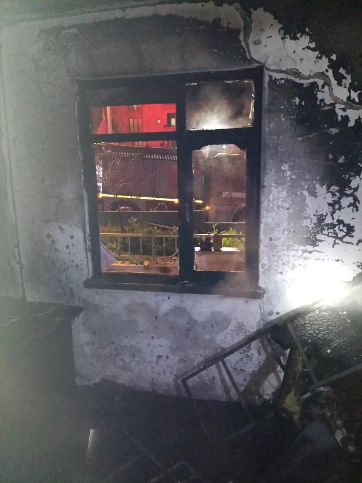 Altıeylül\'de Zemin Kat Yangını