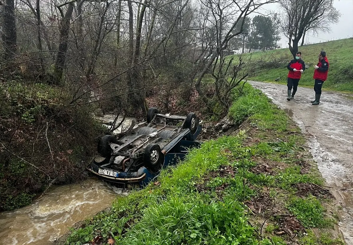 Sındırgı\'da Devrilen Araçta Erkek Cesedi Bulundu