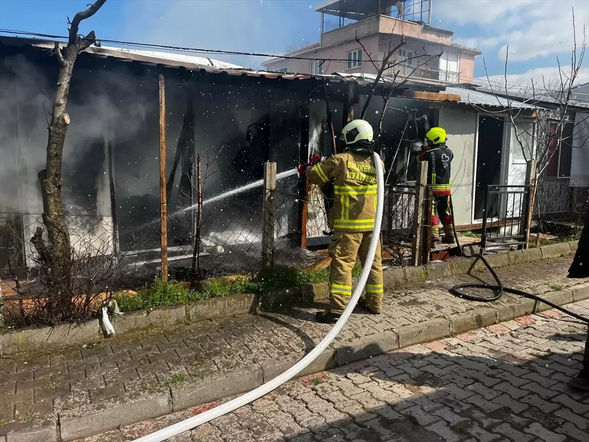 Sındırgı\'da Konteyner Yangını