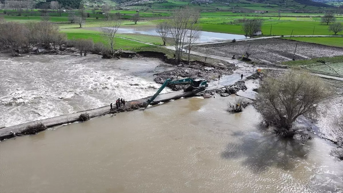 Kepsut\'ta Köprü Temizleme Çalışmaları Başladı