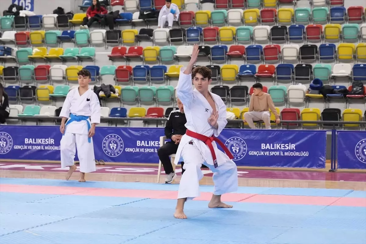 Balıkesir\'de Karate Genç A-B Grup Müsabakaları Başladı
