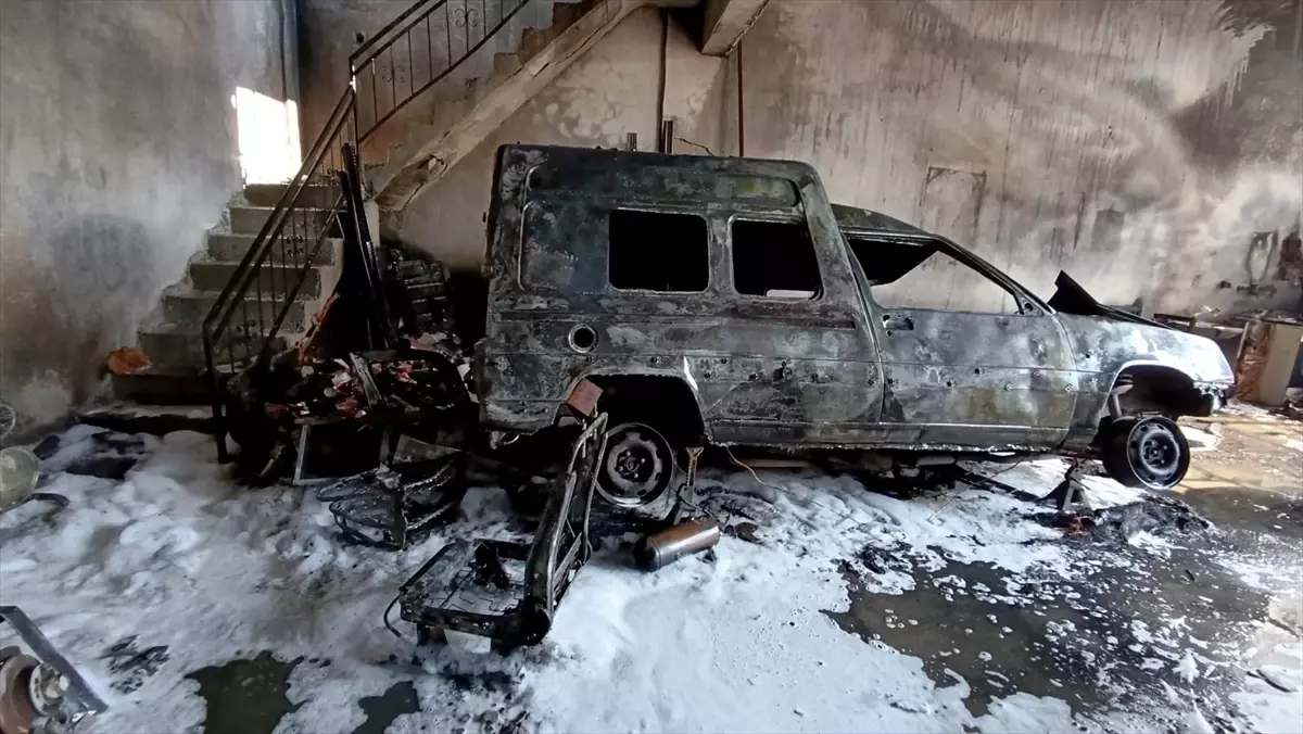 Havran\'da Yangın: 1 Yaralı, 2 Araç Kül Oldu