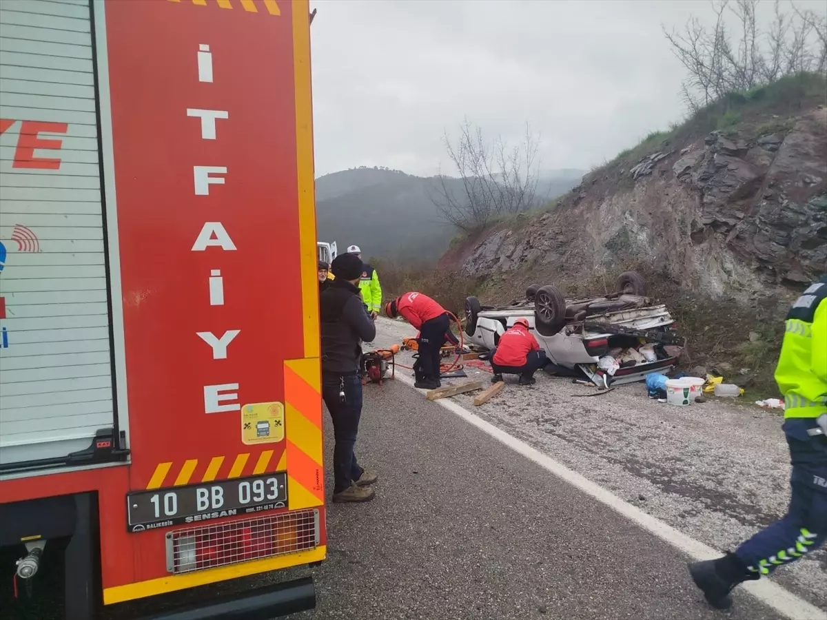 Dursunbey\'de Otomobil Devrildi: 4 Yaralı