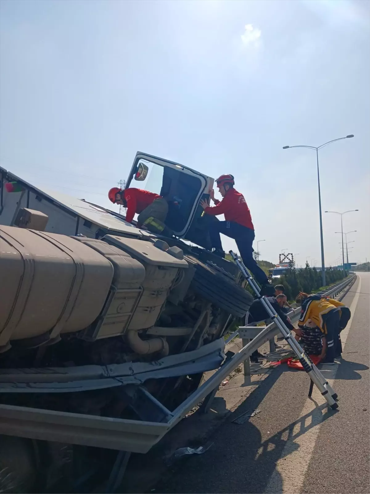 Susurluk\'ta Tır Devrildi: Bir Yaralı