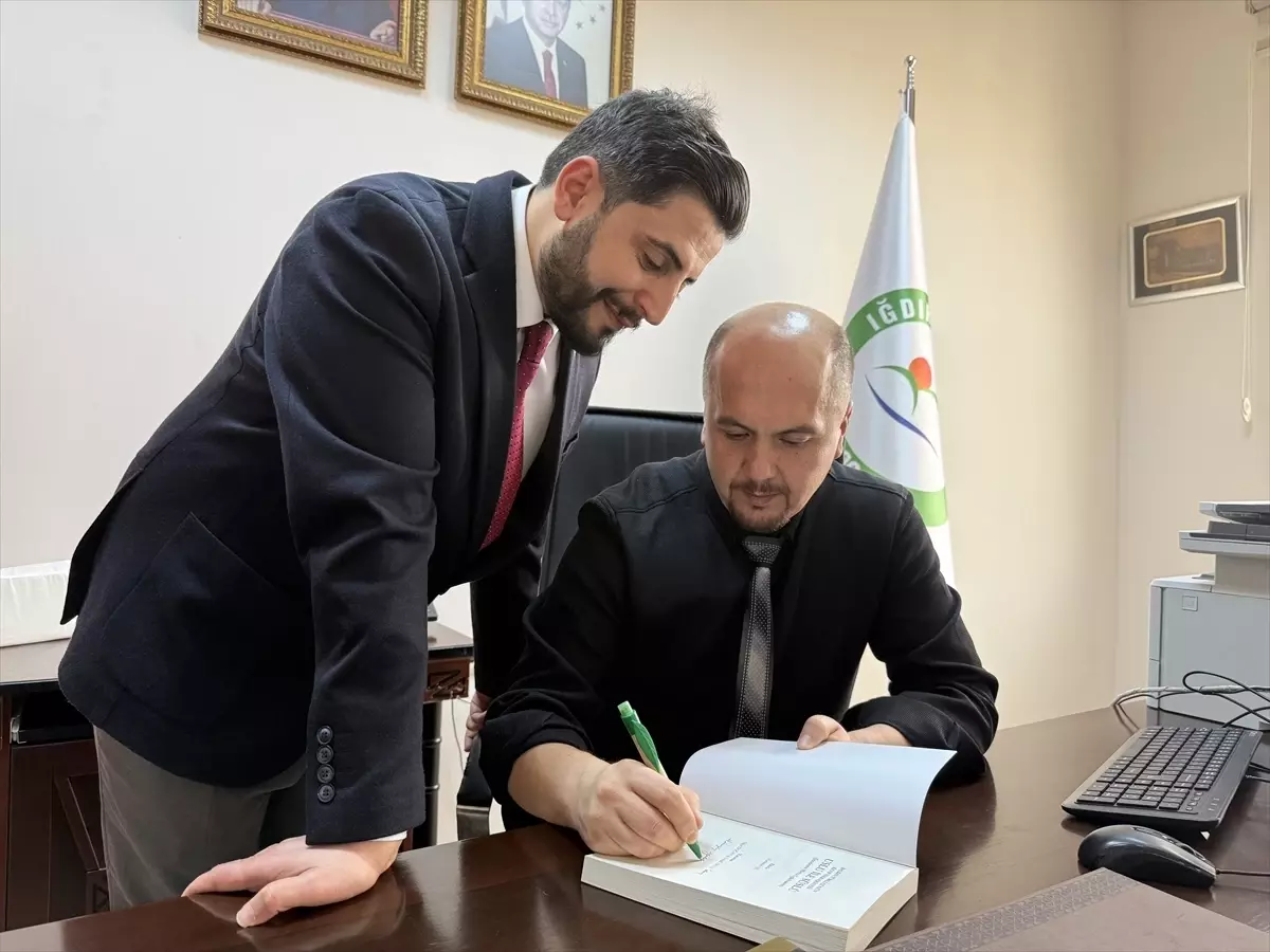 Uslu ile Süslü Kitaplaştı