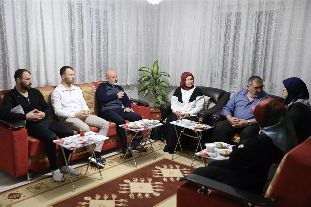 Başkan Çolakbayrakdar, iftarda şehit ailesine konuk oldu
