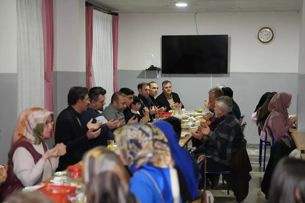 Başkan Demirbaş Öğrencilerle İftarda Buluştu