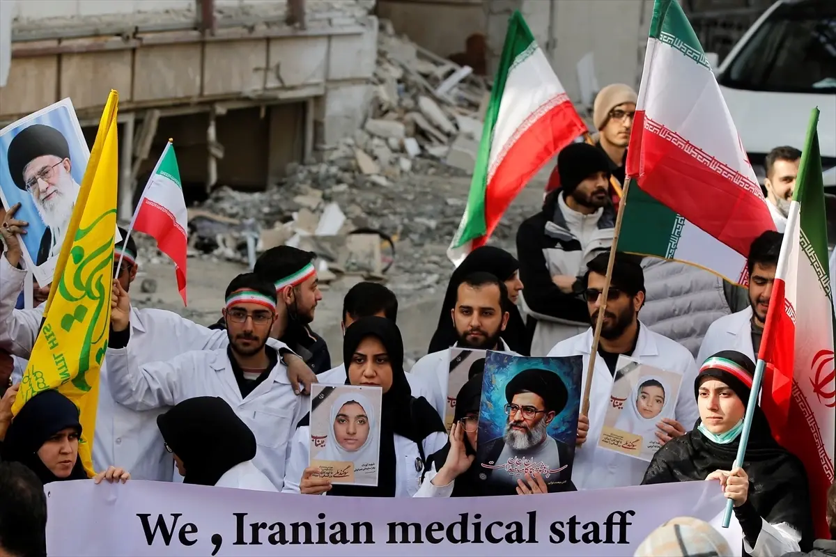 Tahran\'da Sağlık Merkezlerine Protesto