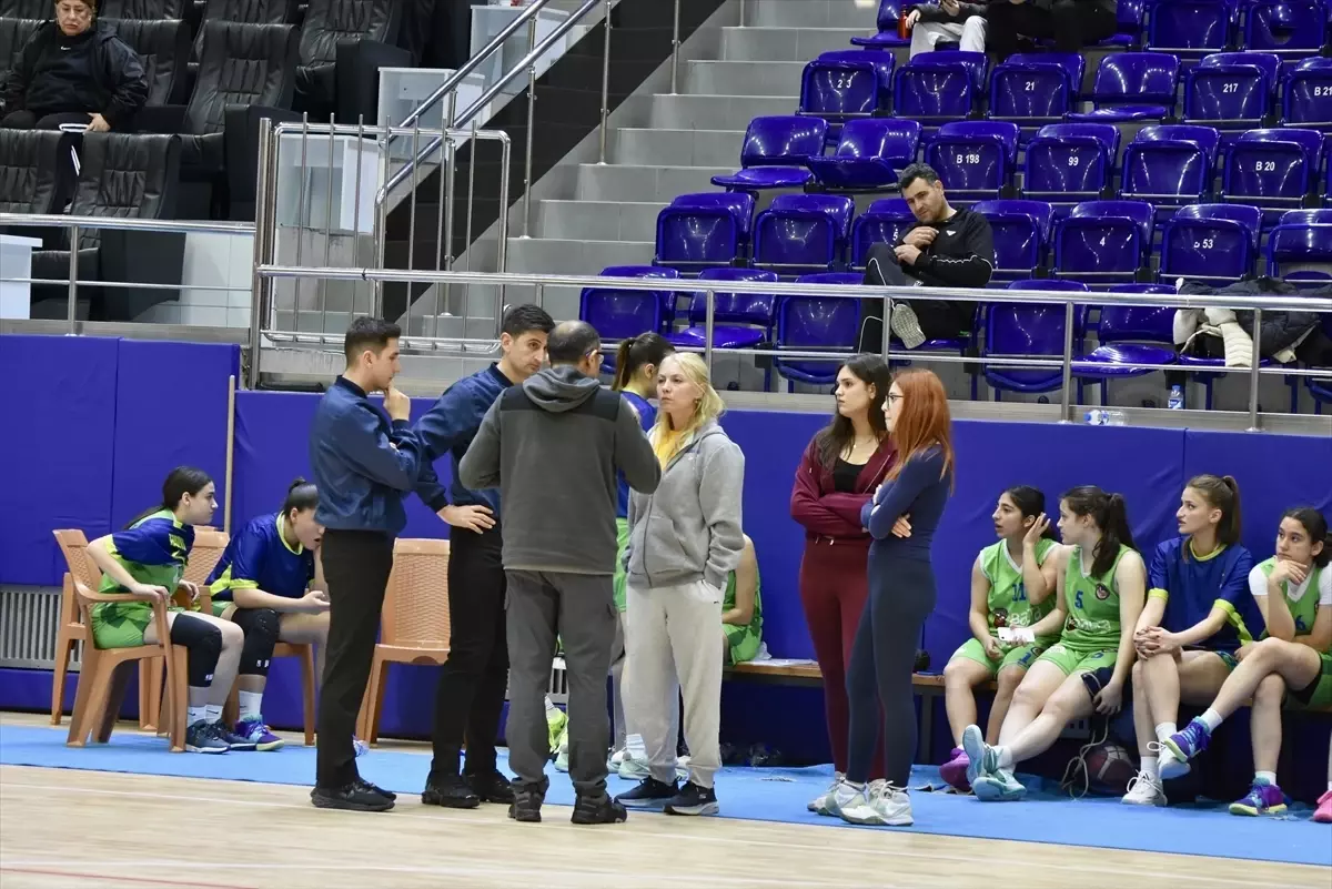 18 Yaş Altı Kızlar Anadolu Şampiyonası Devam Ediyor