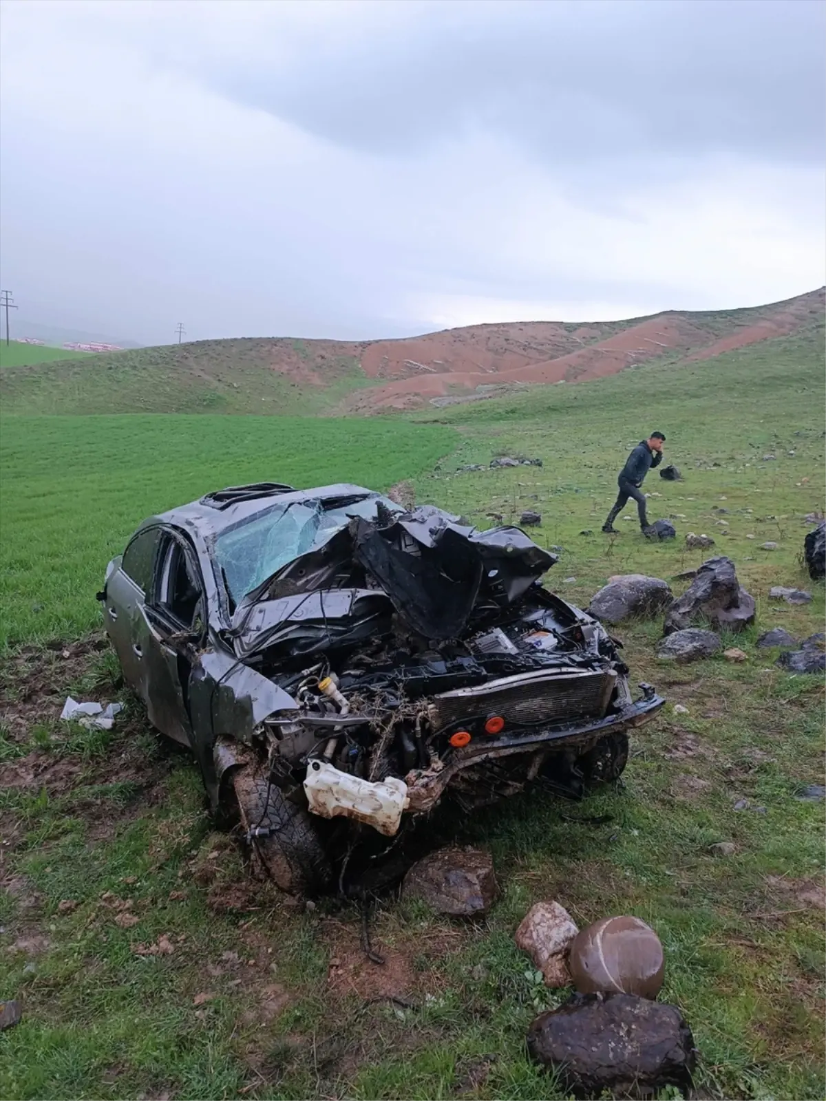 Beşiri\'de Otomobil Şarampole Devrildi