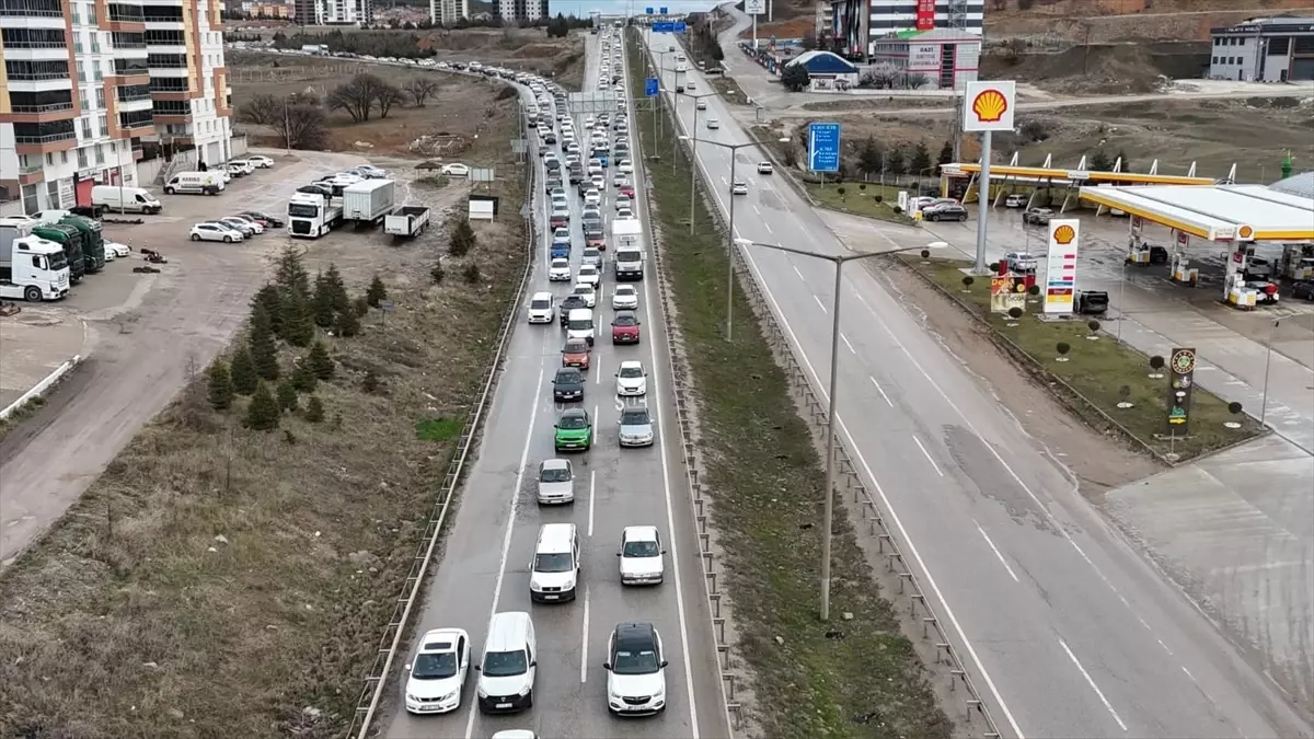Kırıkkale\'de Bayram Dönüşü Trafik Yoğunluğu