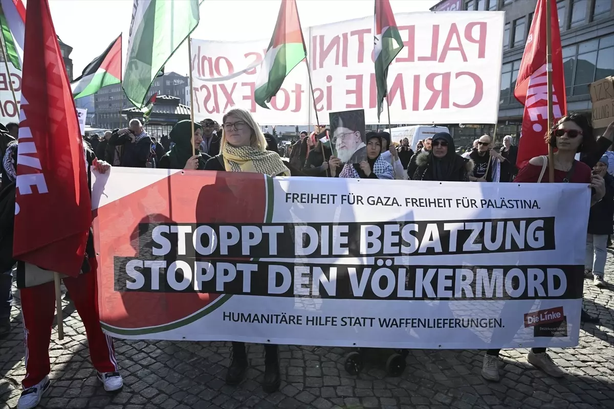 Berlin\'de Filistin\'e Destek Gösterisi