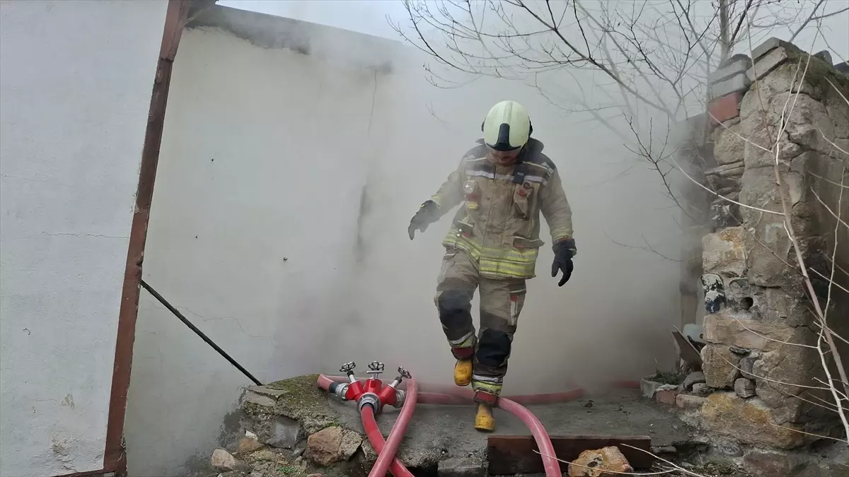 Beypazarı\'nda Ahşap Evde Yangın